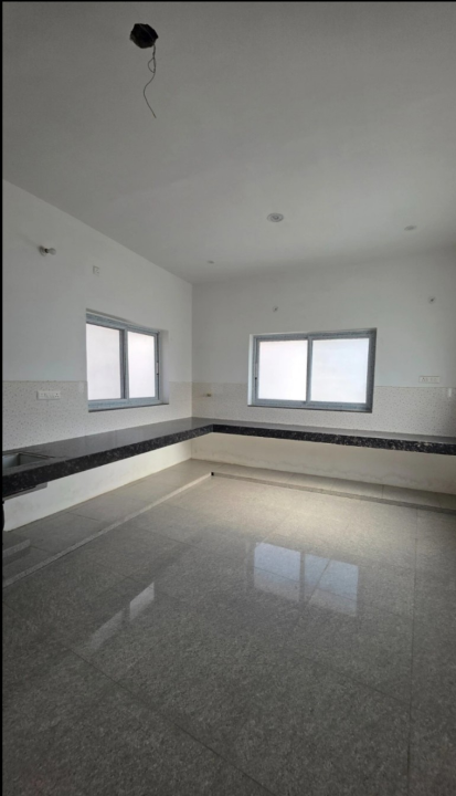 Spacious modern kitchen & dining area